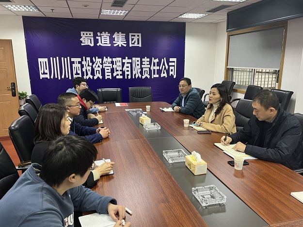 蜀道交通服務(wù)集團黨委委員、職工董事、工會(huì )主席杜春萍帶隊前往川西投資管理公司開(kāi)展業(yè)務(wù)交流.jpg